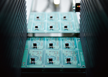 愛知県名古屋市天白区にある電子部品製造メーカーの株式会社ニシキの電子基板を梱包する画像